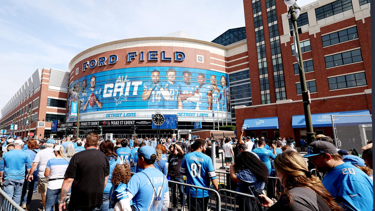 Fans at the entrance of Detroit Lions Ford Field Stadium